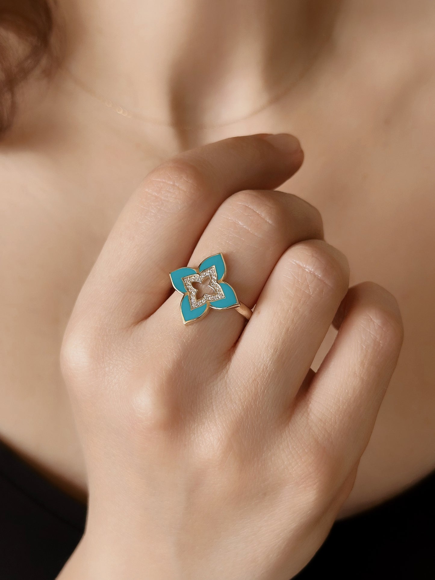 Elegant gold flower ring with