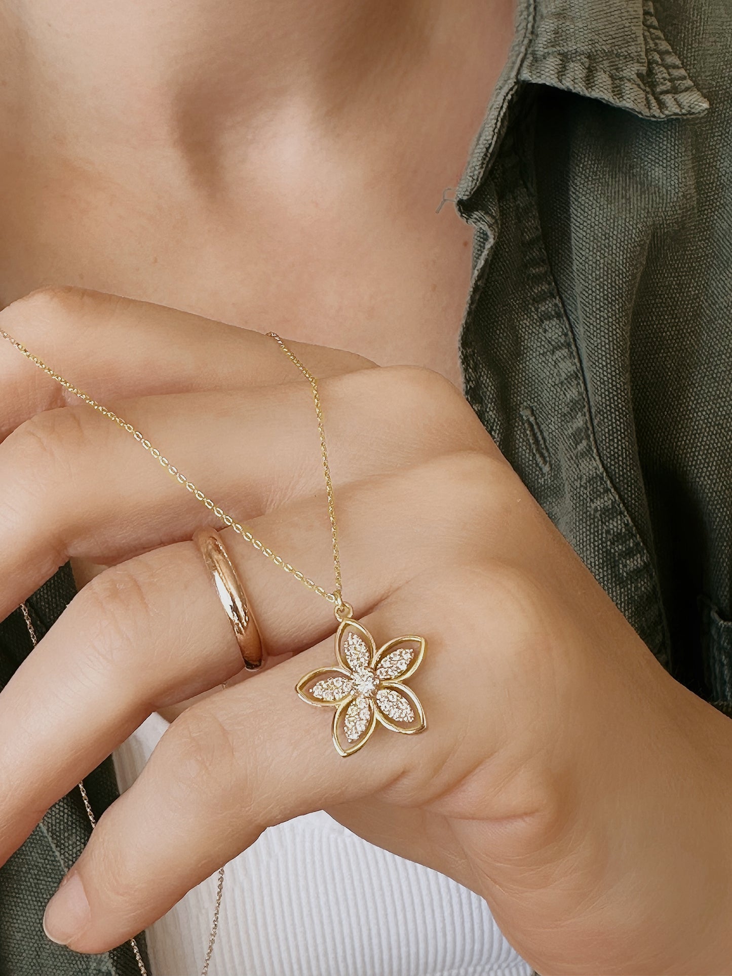 14 Carat Gold Daisy Necklace