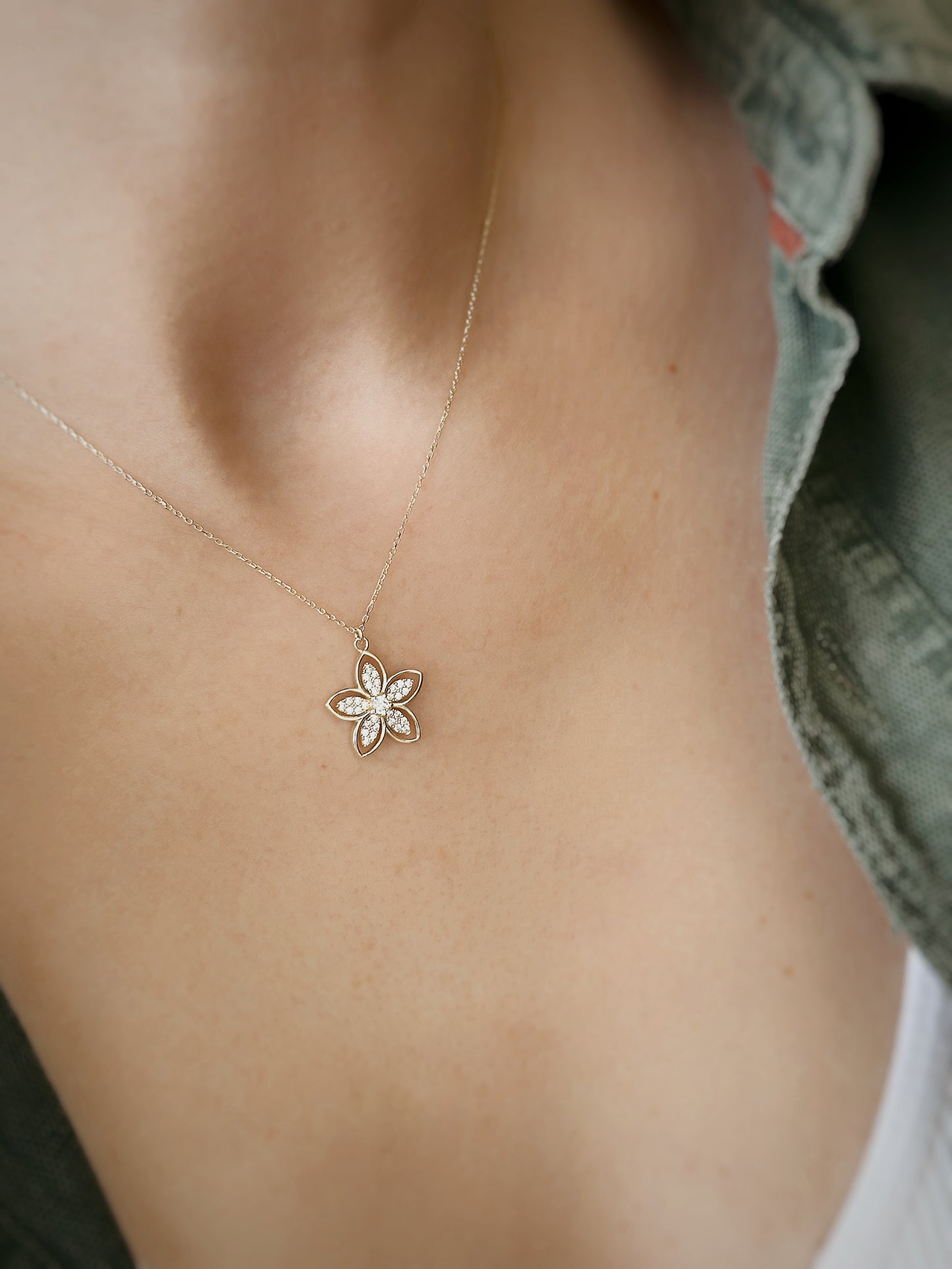 14 Carat Gold Daisy Necklace