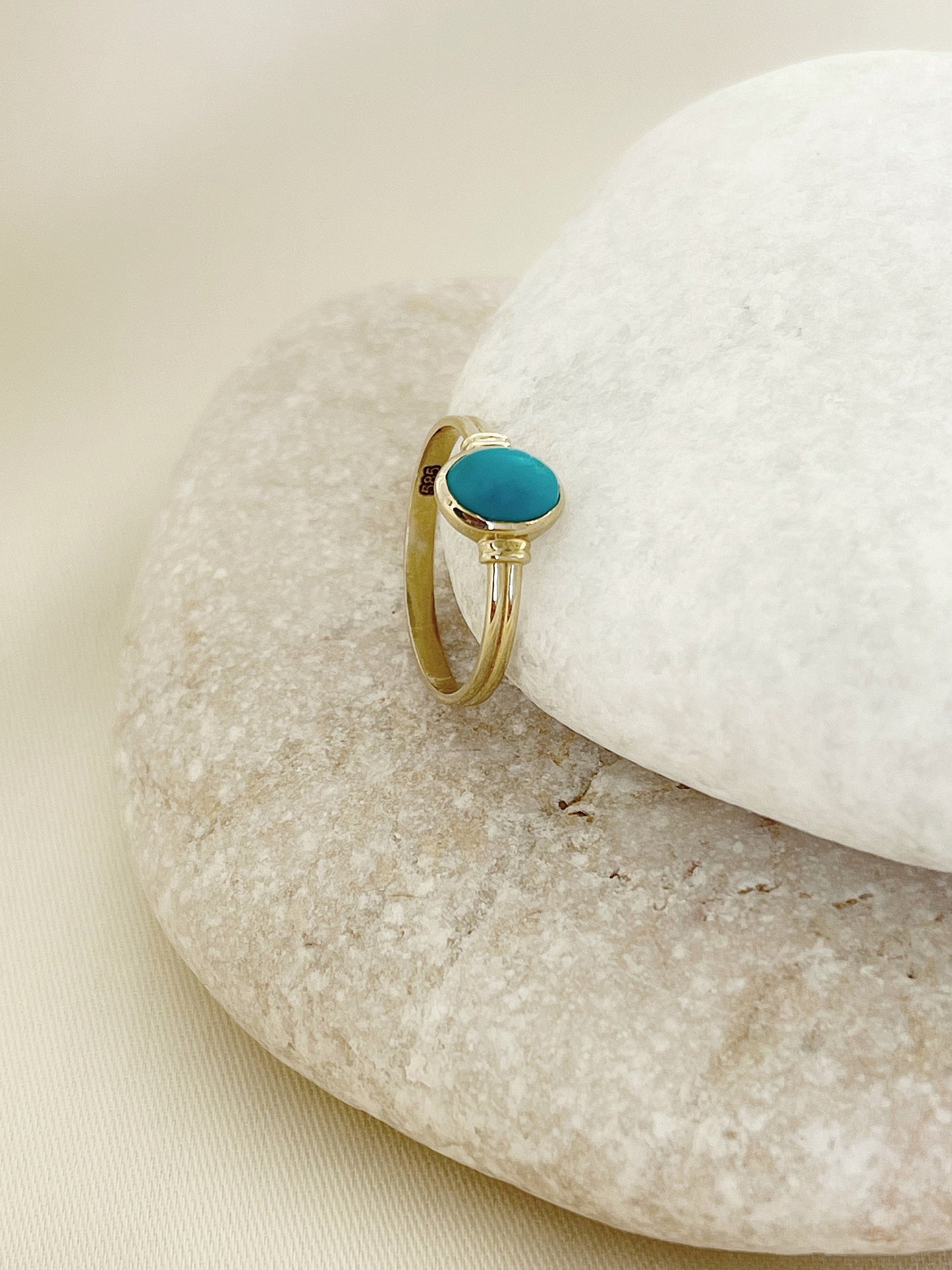 Elegant gold ring with 14k turquoise stone band