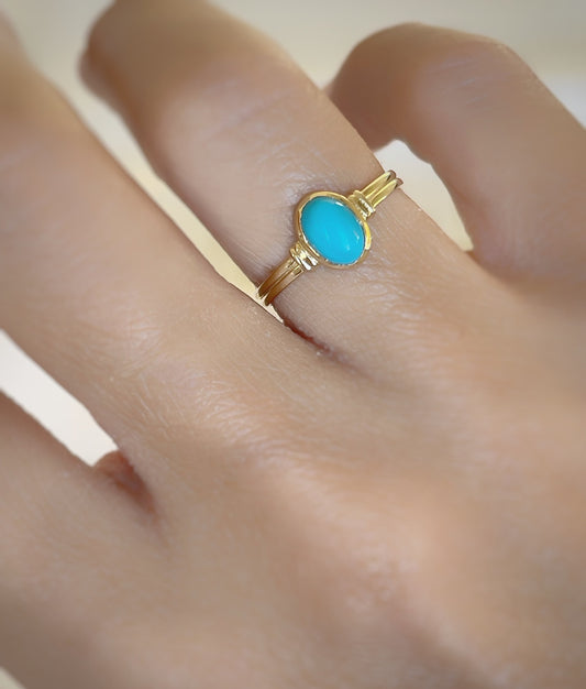 Elegant gold ring with 14k turquoise stone band