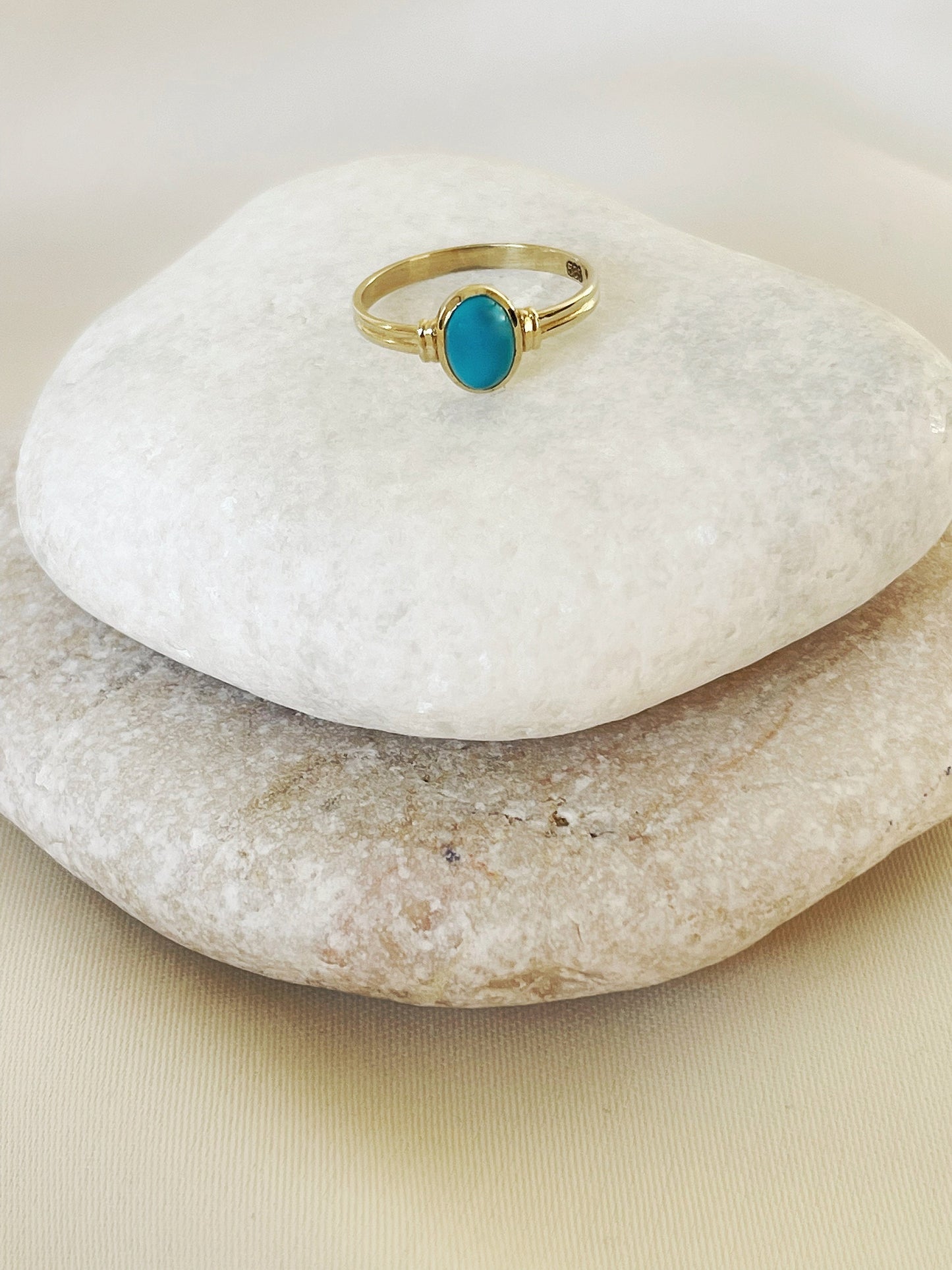 Elegant gold ring with 14k turquoise stone band