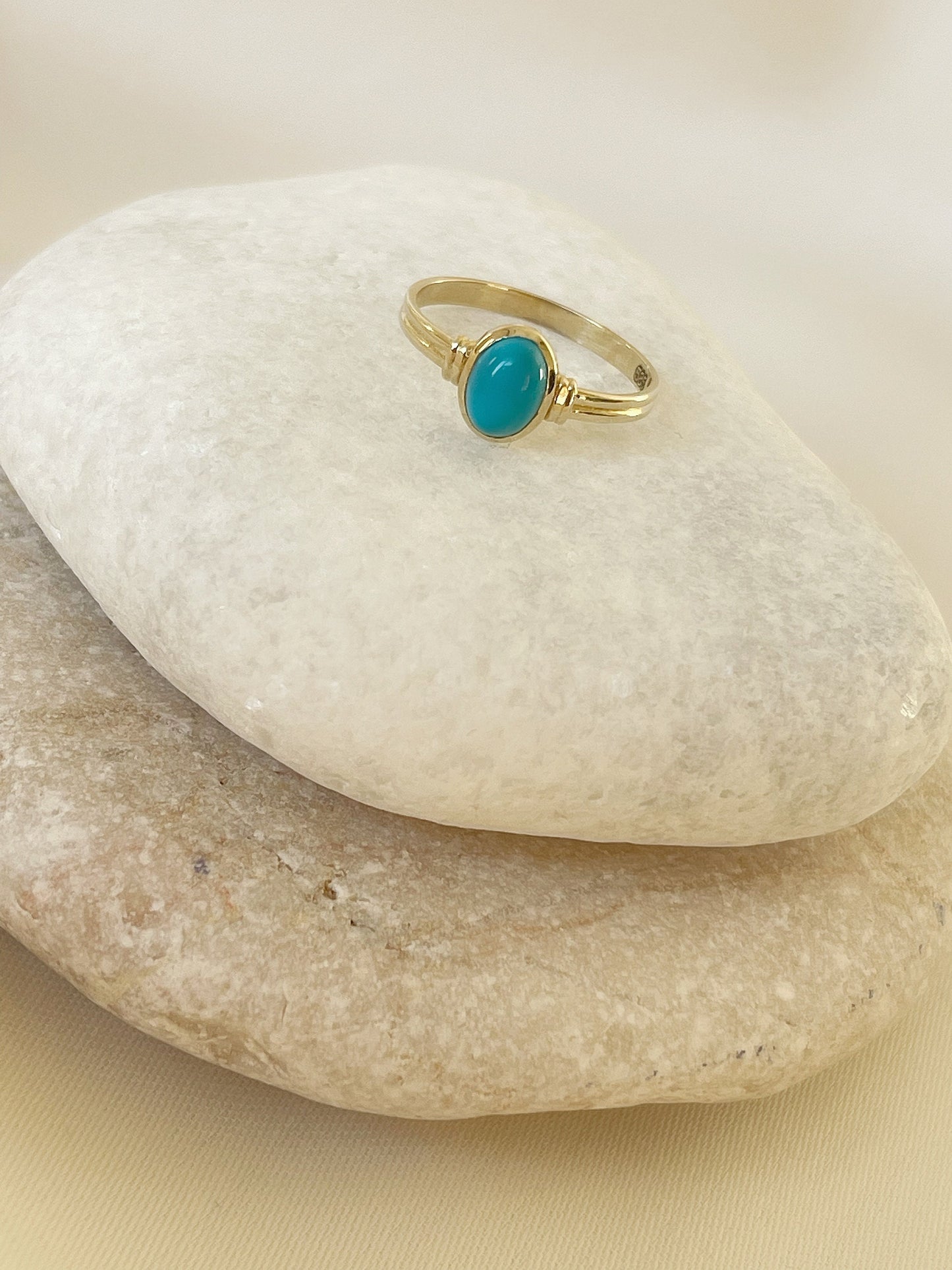 Elegant gold ring with 14k turquoise stone band