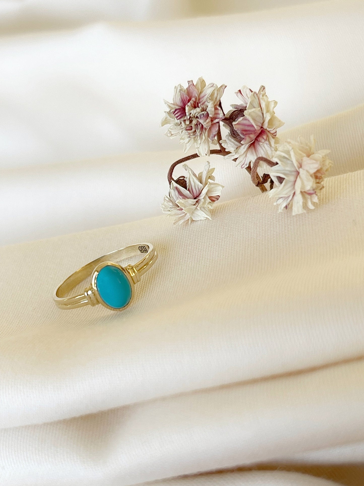 Elegant gold ring with 14k turquoise stone band